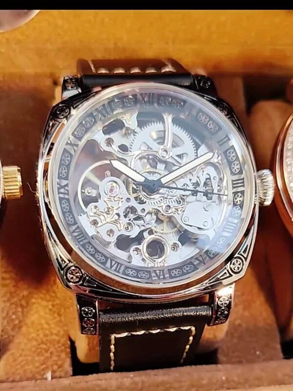 montre mécanique automatique pour homme en doré avec cadran squelette ajouré gravée, chiffres romains et fonction heure mondiale montre ronde de luxe à la mode pour occasions décontractées et formelles