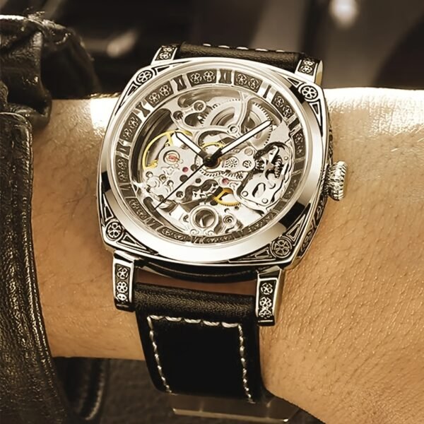 montre mécanique automatique pour homme en doré avec cadran squelette ajouré gravée, chiffres romains et fonction heure mondiale montre ronde de luxe à la mode pour occasions décontractées et formelles