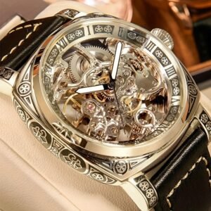 montre mécanique automatique pour homme en doré avec cadran squelette ajouré gravée, chiffres romains et fonction heure mondiale montre ronde de luxe à la mode pour occasions décontractées et formelles